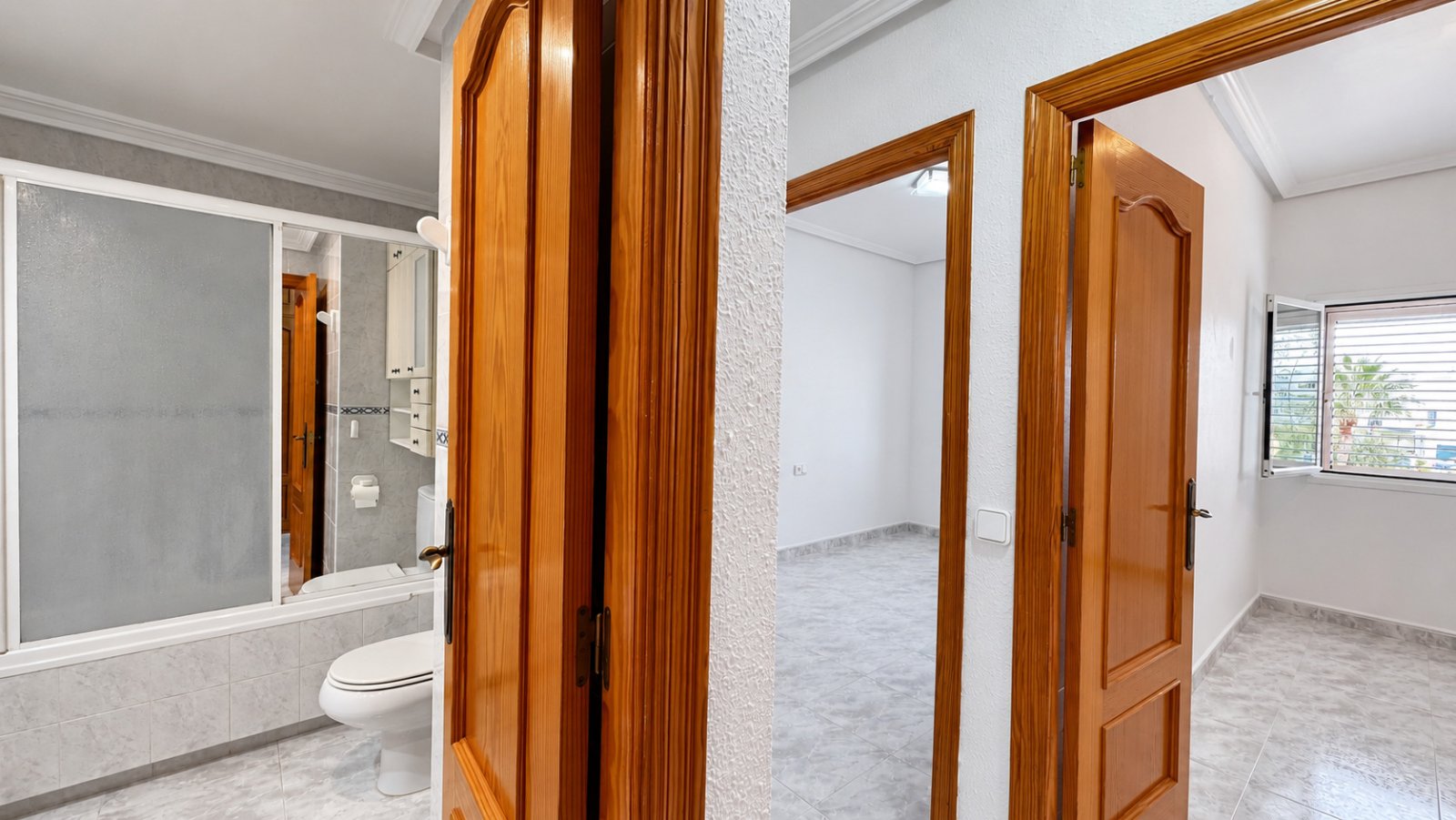 For sale: Bright penthouse with two terraces and 360-degree views in the centre of Santa Eulalia del Río in Ibiza. Optional 1/2 parking spaces