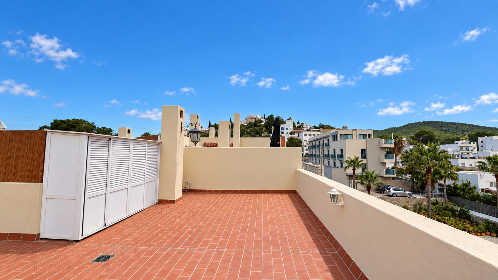 For sale: Bright penthouse with two terraces and 360-degree views in the centre of Santa Eulalia del Río in Ibiza. Optional 1/2 parking spaces
