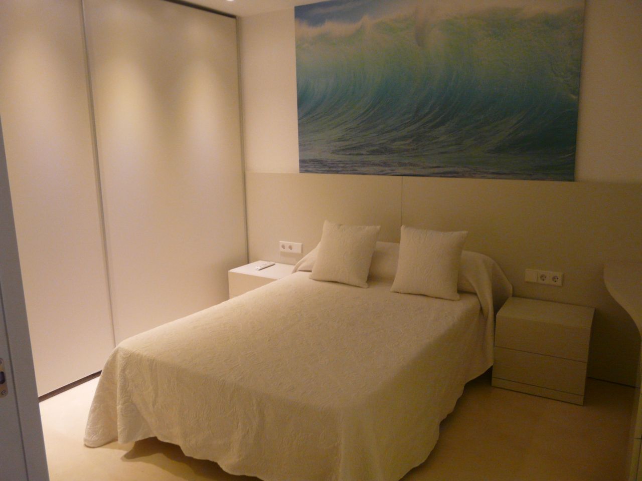 Alquiler anual. Atractivo y luminoso piso de diseño en pleno corazón de Ibiza con garaje y vistas al mar y Dalt Vila