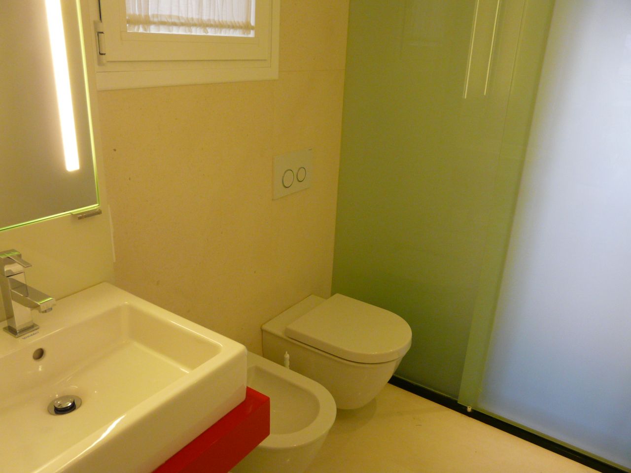 Alquiler anual. Atractivo y luminoso piso de diseño en pleno corazón de Ibiza con garaje y vistas al mar y Dalt Vila