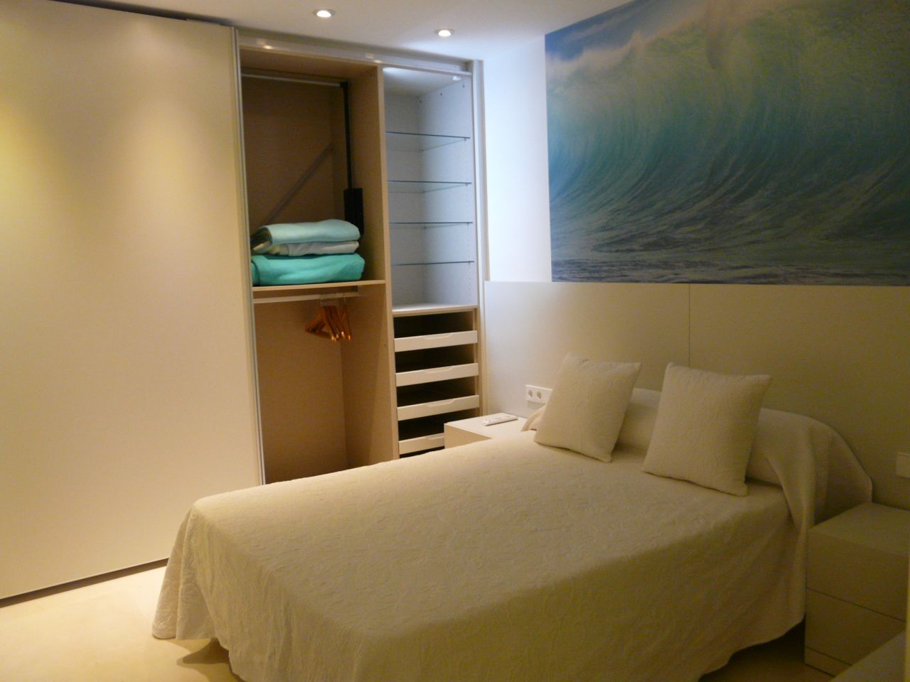 Alquiler anual. Atractivo y luminoso piso de diseño en pleno corazón de Ibiza con garaje y vistas al mar y Dalt Vila