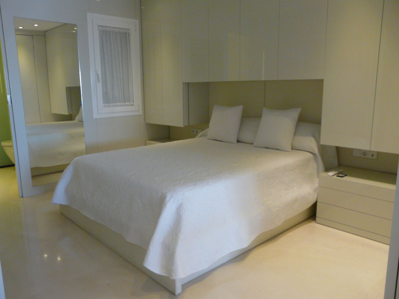 Alquiler anual. Atractivo y luminoso piso de diseño en pleno corazón de Ibiza con garaje y vistas al mar y Dalt Vila