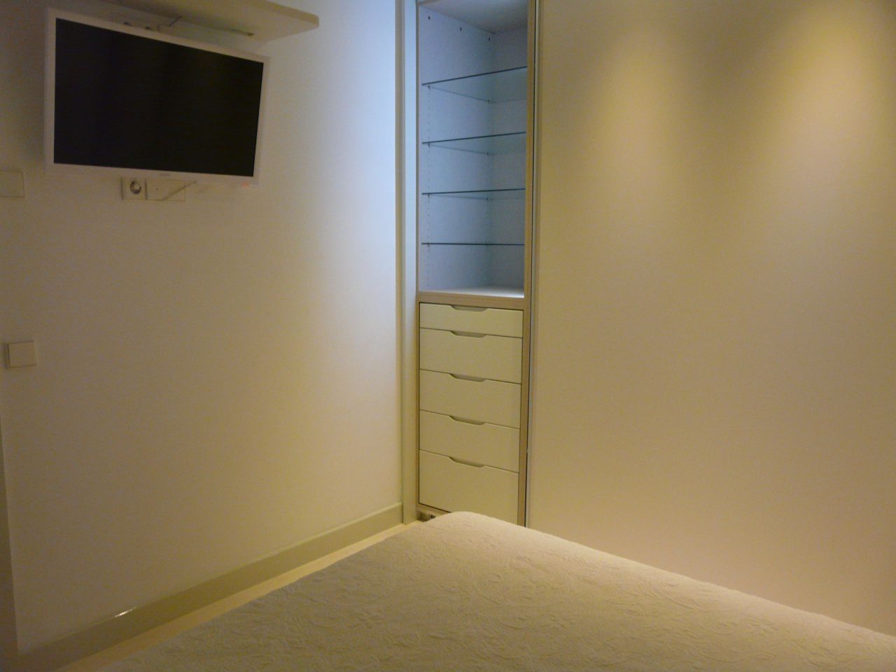 Alquiler anual. Atractivo y luminoso piso de diseño en pleno corazón de Ibiza con garaje y vistas al mar y Dalt Vila