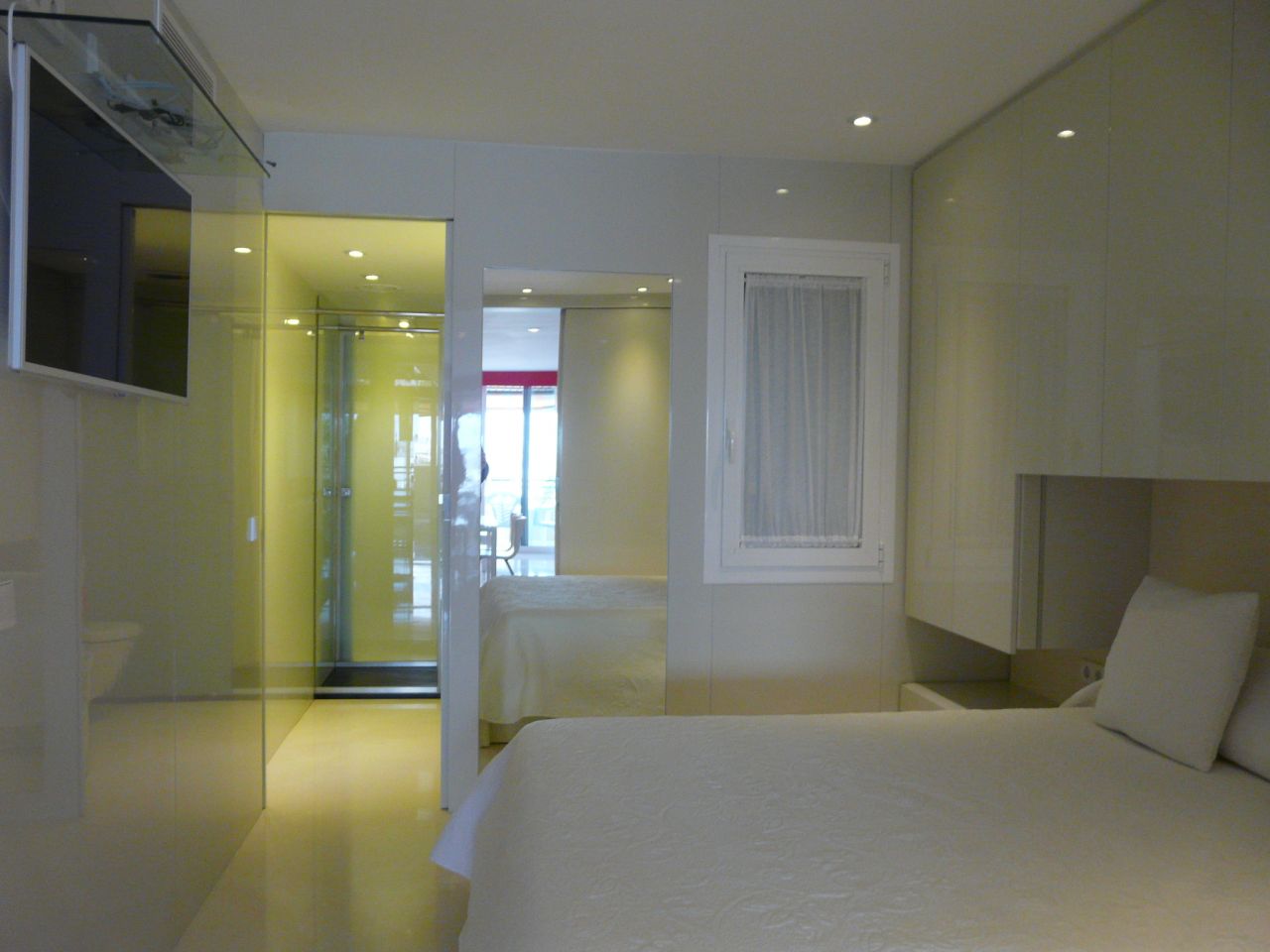 Alquiler anual. Atractivo y luminoso piso de diseño en pleno corazón de Ibiza con garaje y vistas al mar y Dalt Vila