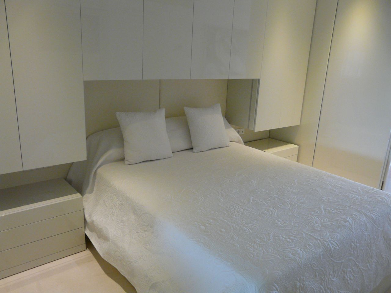 Alquiler anual. Atractivo y luminoso piso de diseño en pleno corazón de Ibiza con garaje y vistas al mar y Dalt Vila