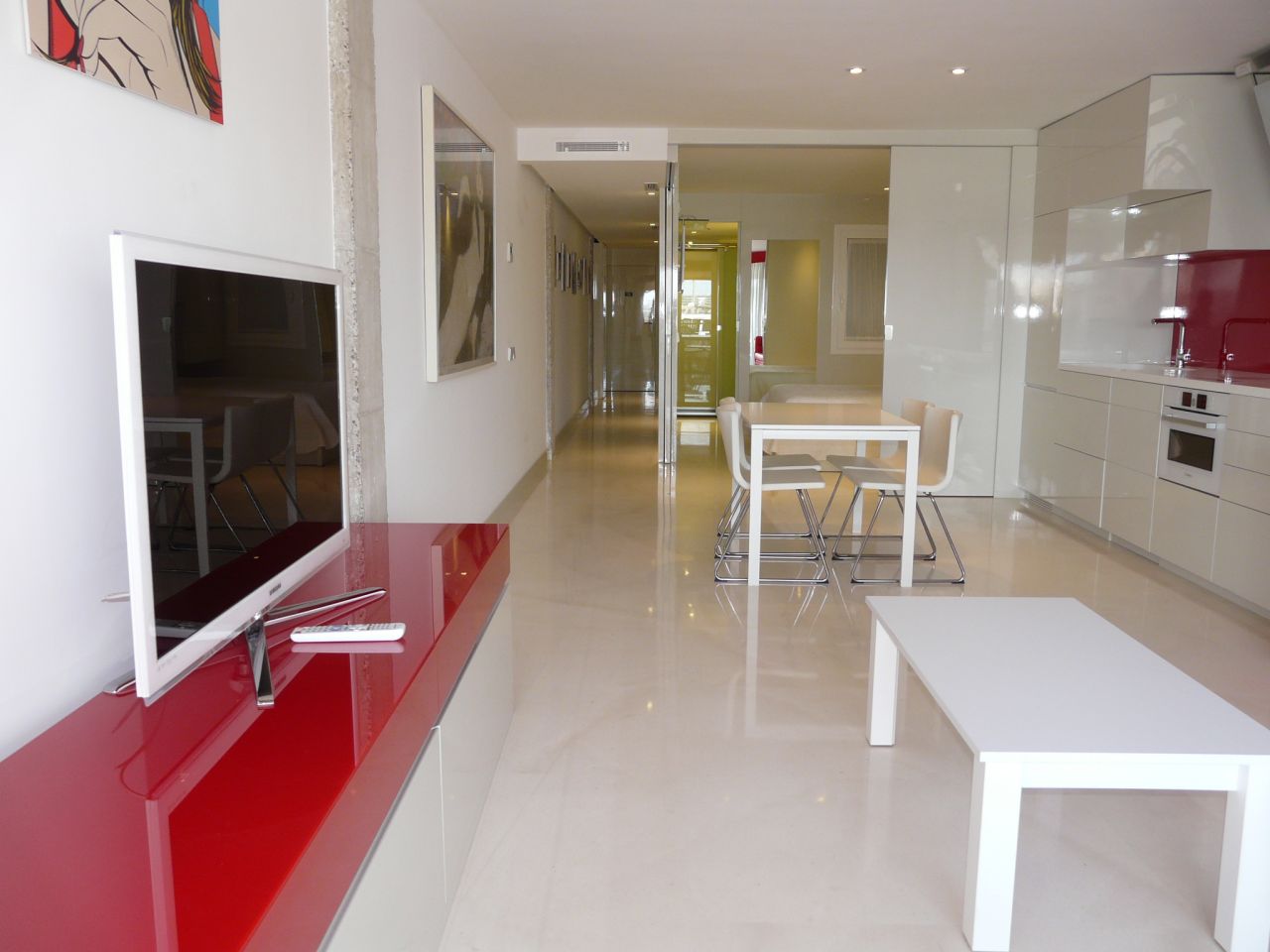 Alquiler anual. Atractivo y luminoso piso de diseño en pleno corazón de Ibiza con garaje y vistas al mar y Dalt Vila