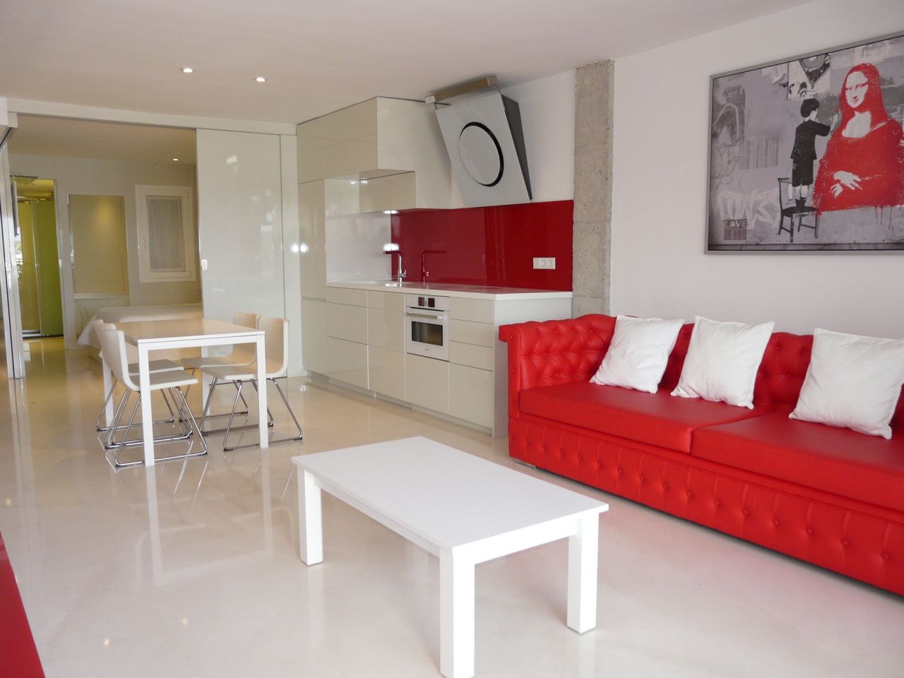 Alquiler anual. Atractivo y luminoso piso de diseño en pleno corazón de Ibiza con garaje y vistas al mar y Dalt Vila