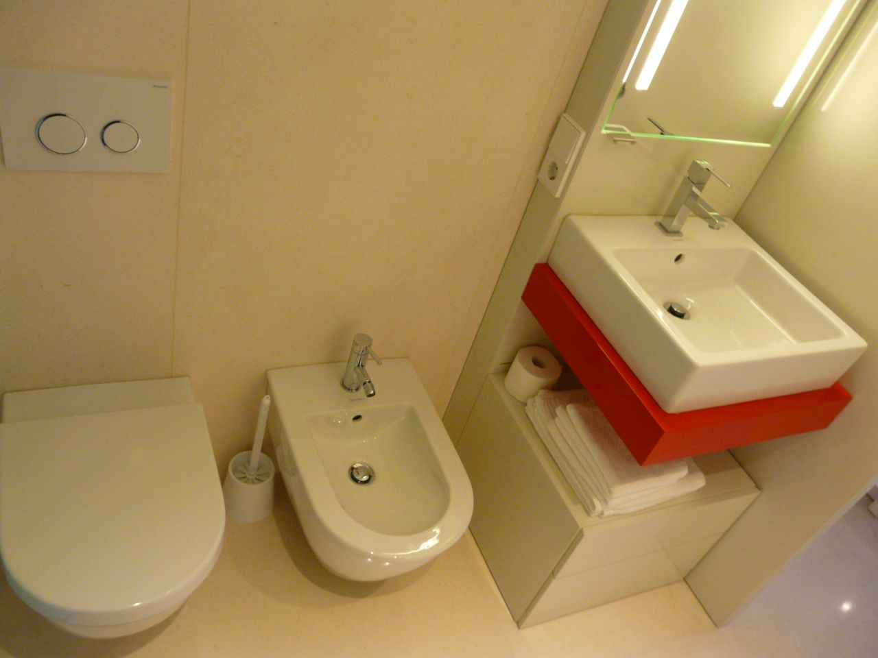 Alquiler anual. Atractivo y luminoso piso de diseño en pleno corazón de Ibiza con garaje y vistas al mar y Dalt Vila