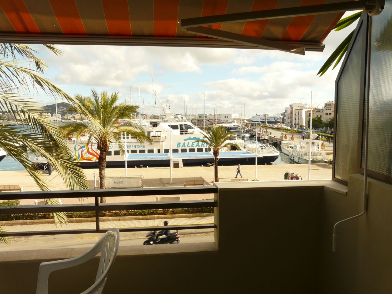 Alquiler anual. Atractivo y luminoso piso de diseño en pleno corazón de Ibiza con garaje y vistas al mar y Dalt Vila