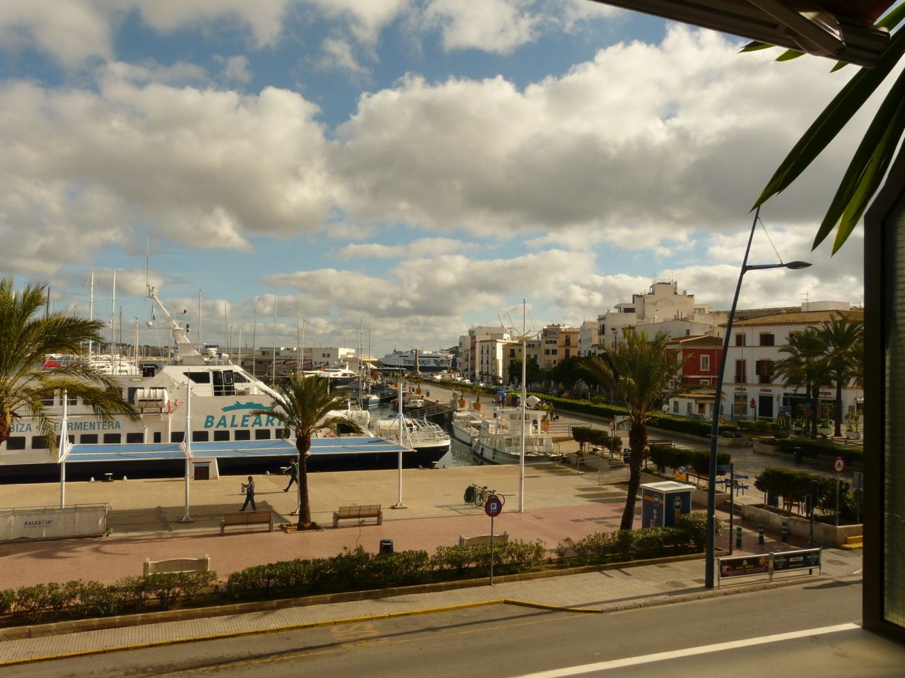 Alquiler anual. Atractivo y luminoso piso de diseño en pleno corazón de Ibiza con garaje y vistas al mar y Dalt Vila