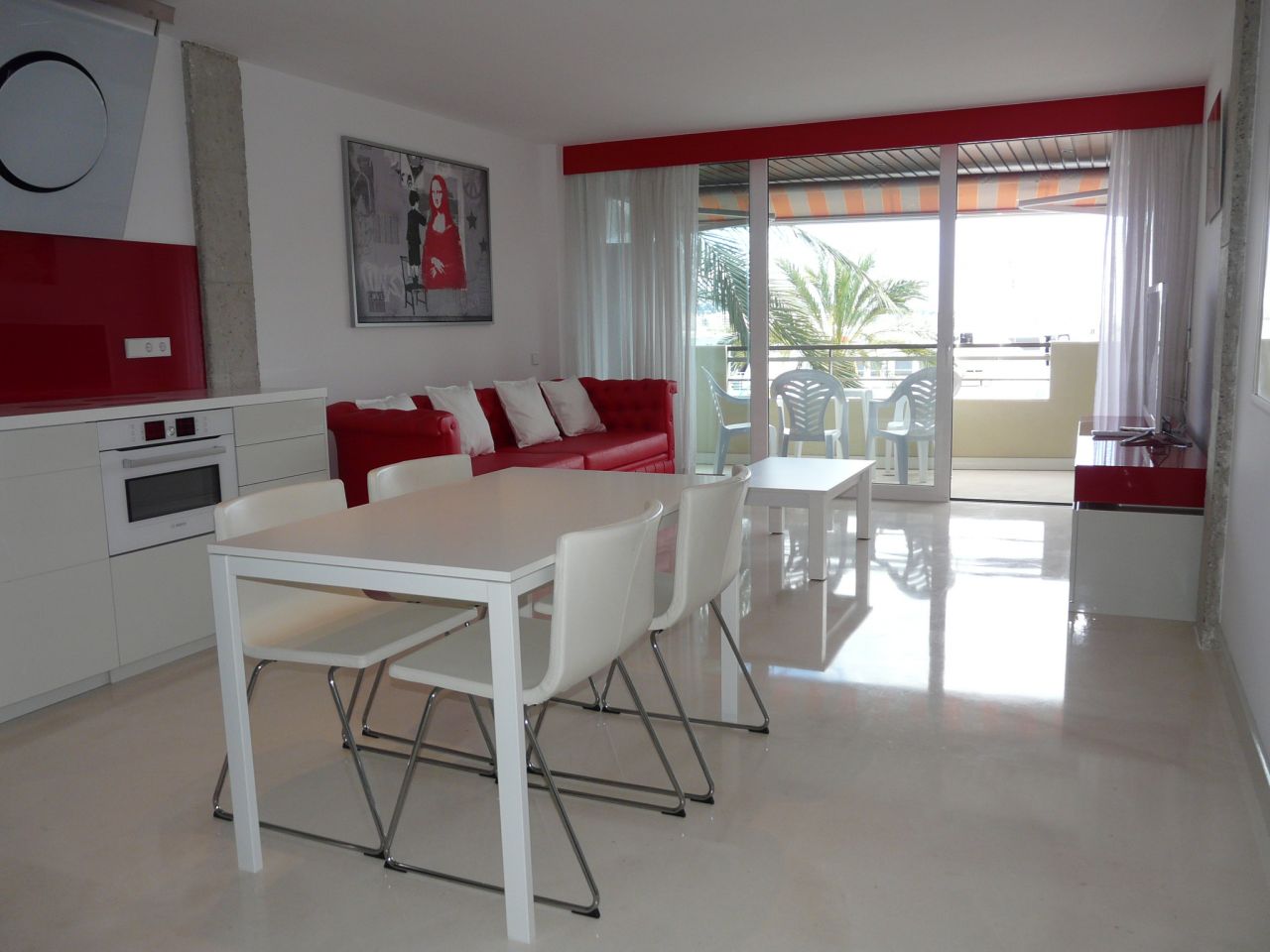 Alquiler anual. Atractivo y luminoso piso de diseño en pleno corazón de Ibiza con garaje y vistas al mar y Dalt Vila