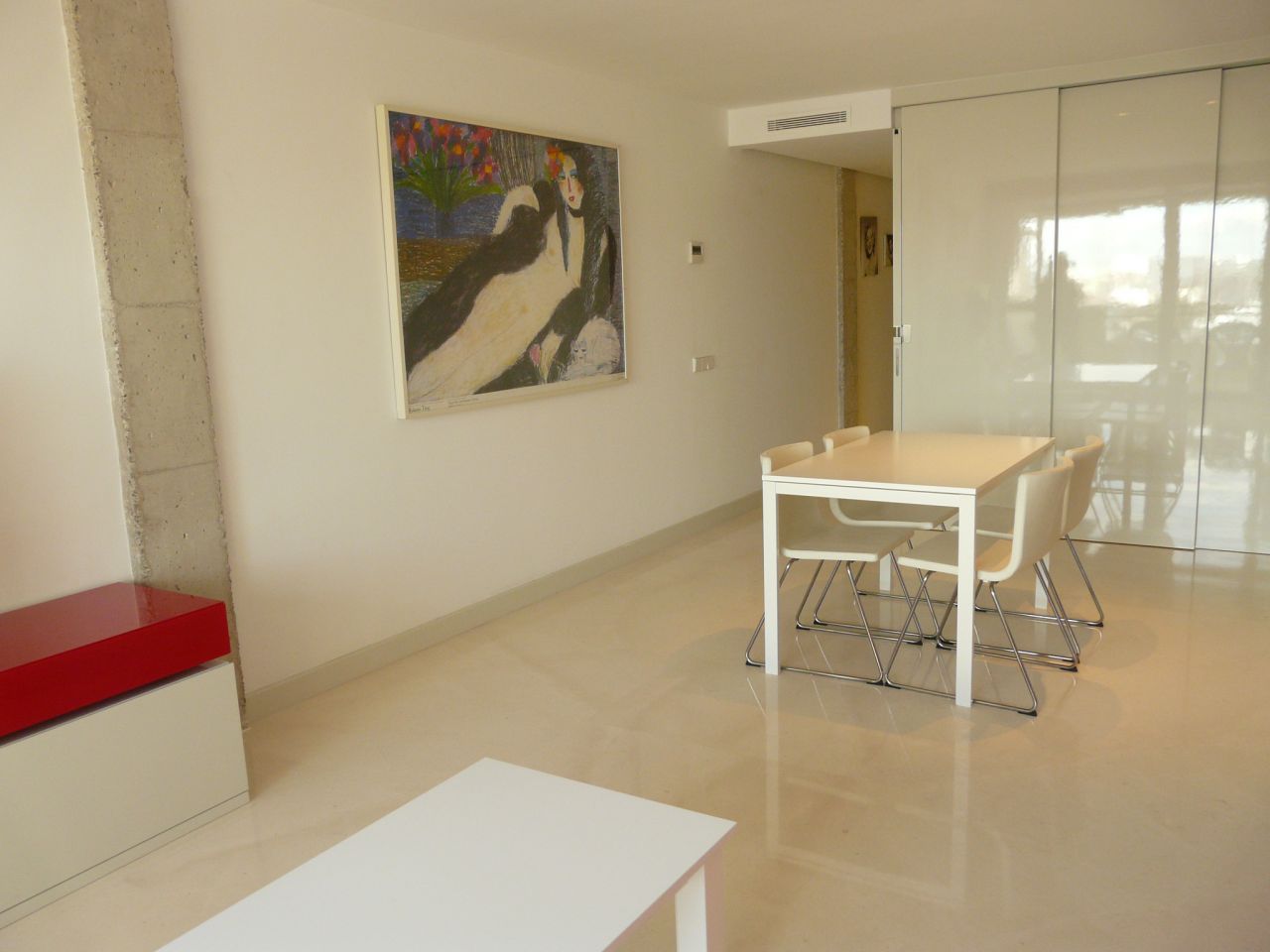 Alquiler anual. Atractivo y luminoso piso de diseño en pleno corazón de Ibiza con garaje y vistas al mar y Dalt Vila