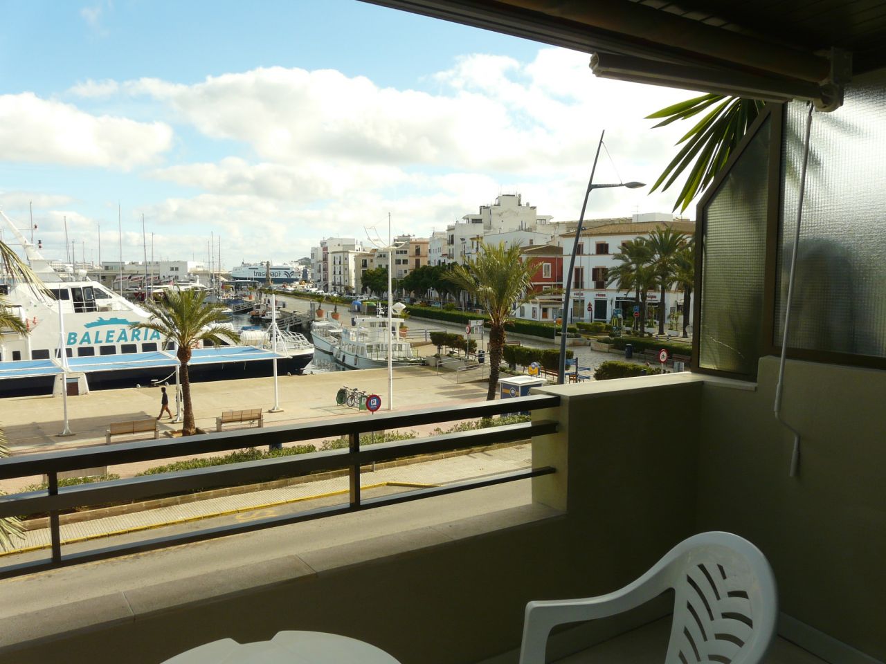 Alquiler anual. Atractivo y luminoso piso de diseño en pleno corazón de Ibiza con garaje y vistas al mar y Dalt Vila