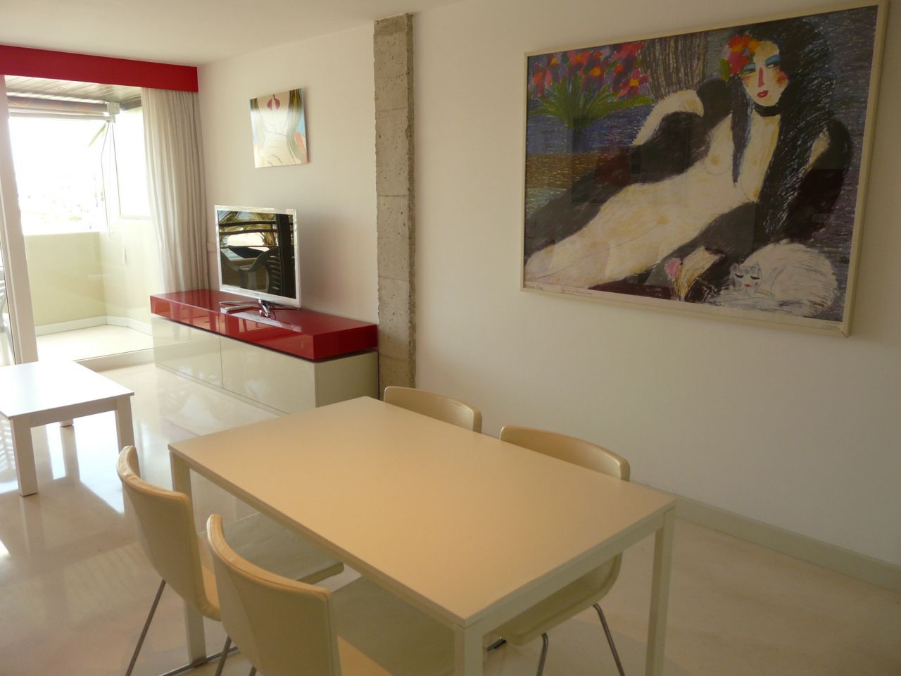 Alquiler anual. Atractivo y luminoso piso de diseño en pleno corazón de Ibiza con garaje y vistas al mar y Dalt Vila