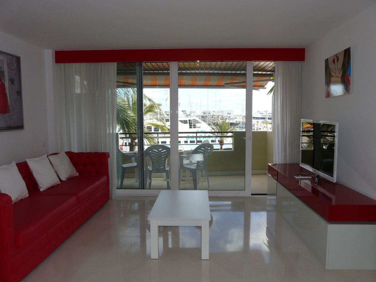 Alquiler anual. Atractivo y luminoso piso de diseño en pleno corazón de Ibiza con garaje y vistas al mar y Dalt Vila