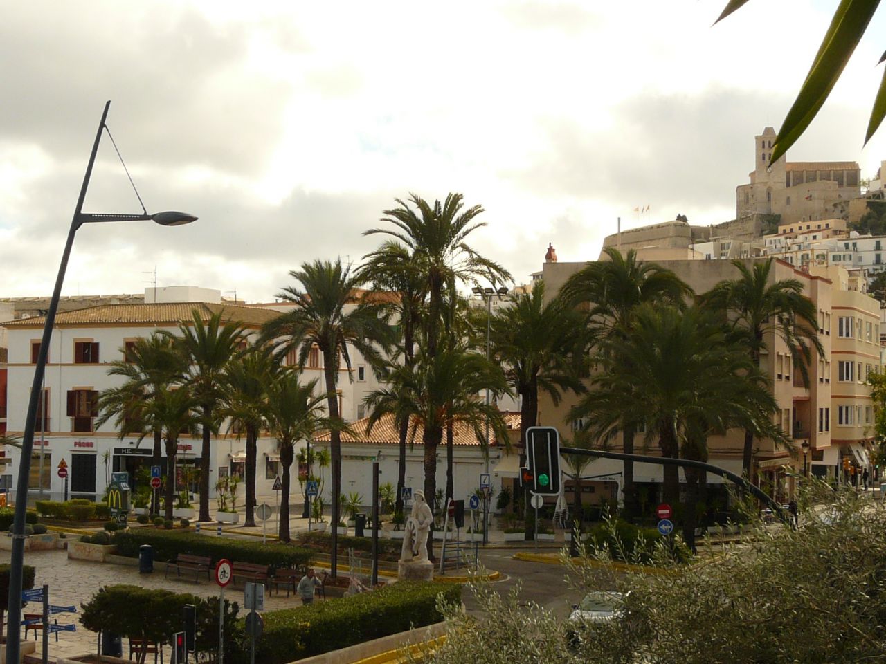 Alquiler anual. Atractivo y luminoso piso de diseño en pleno corazón de Ibiza con garaje y vistas al mar y Dalt Vila