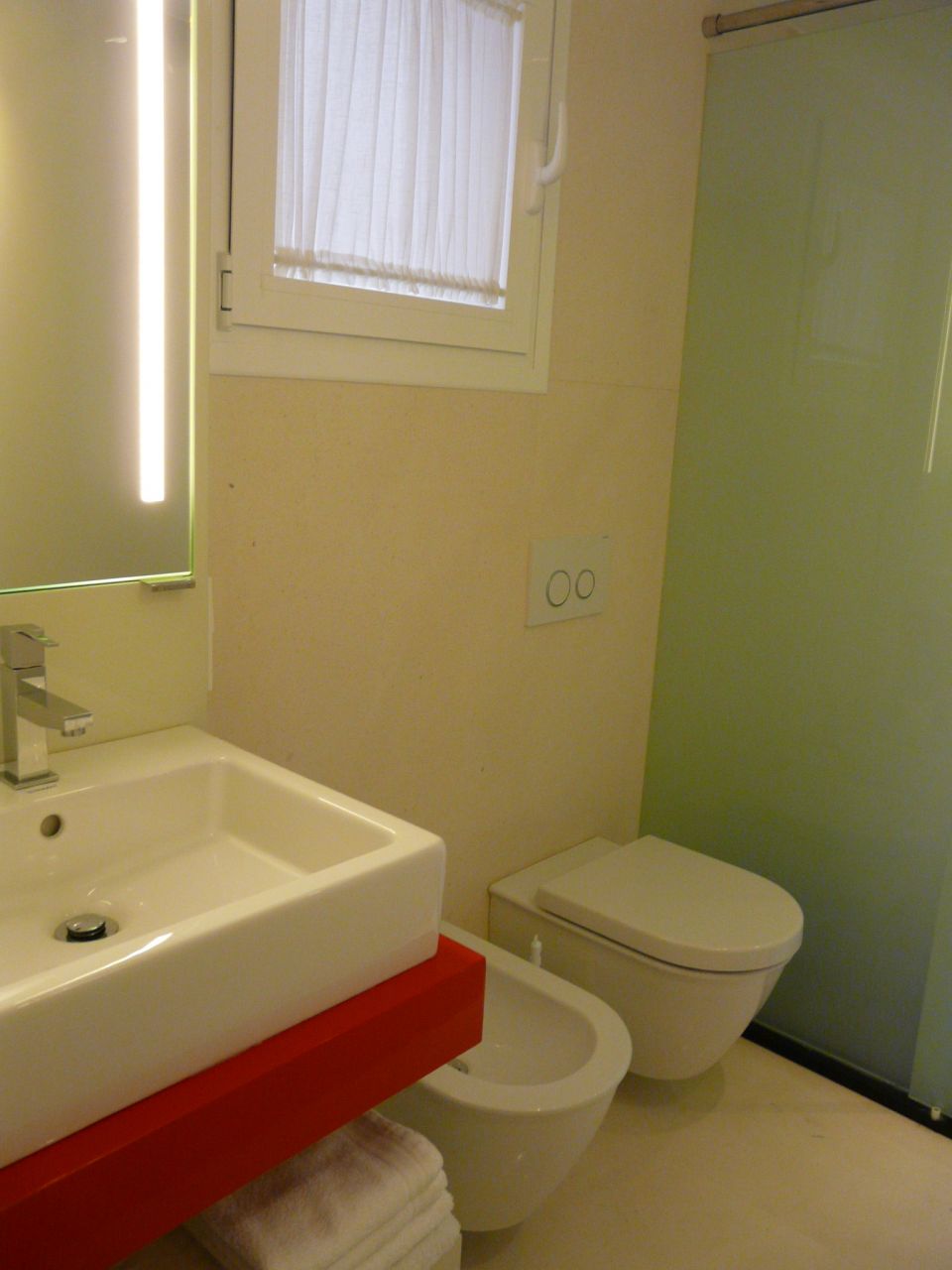 Alquiler anual. Atractivo y luminoso piso de diseño en pleno corazón de Ibiza con garaje y vistas al mar y Dalt Vila