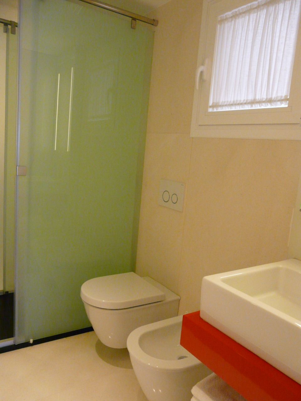 Alquiler anual. Atractivo y luminoso piso de diseño en pleno corazón de Ibiza con garaje y vistas al mar y Dalt Vila