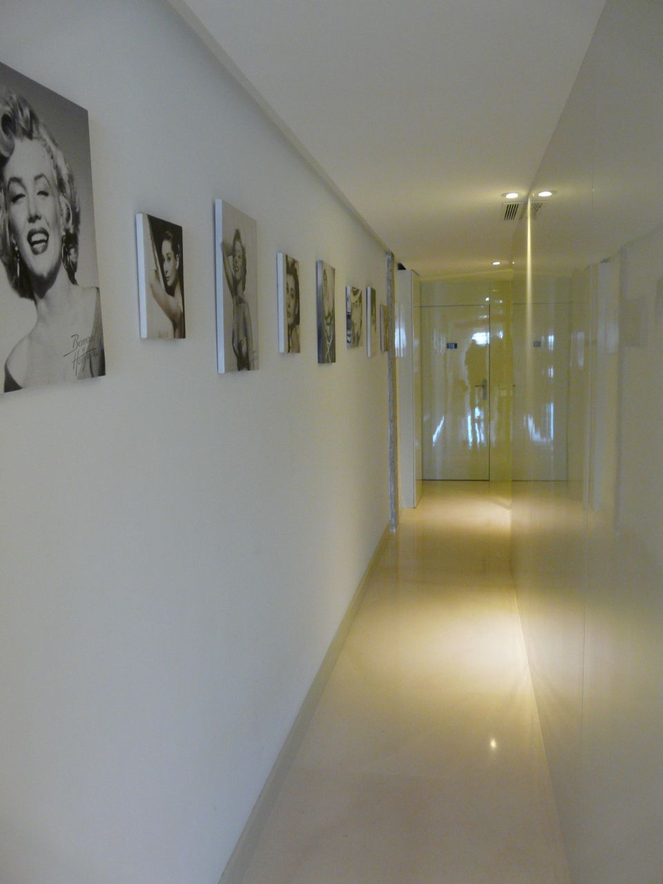 Alquiler anual. Atractivo y luminoso piso de diseño en pleno corazón de Ibiza con garaje y vistas al mar y Dalt Vila