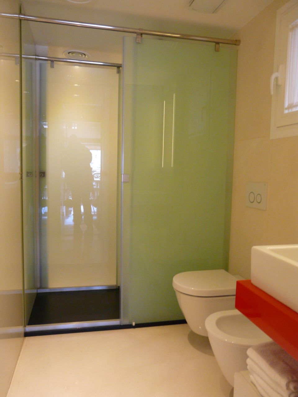 Alquiler anual. Atractivo y luminoso piso de diseño en pleno corazón de Ibiza con garaje y vistas al mar y Dalt Vila