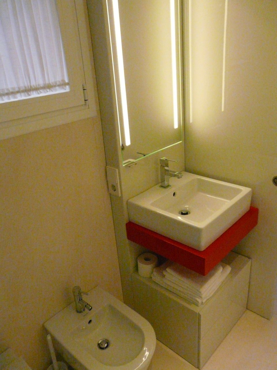 Alquiler anual. Atractivo y luminoso piso de diseño en pleno corazón de Ibiza con garaje y vistas al mar y Dalt Vila