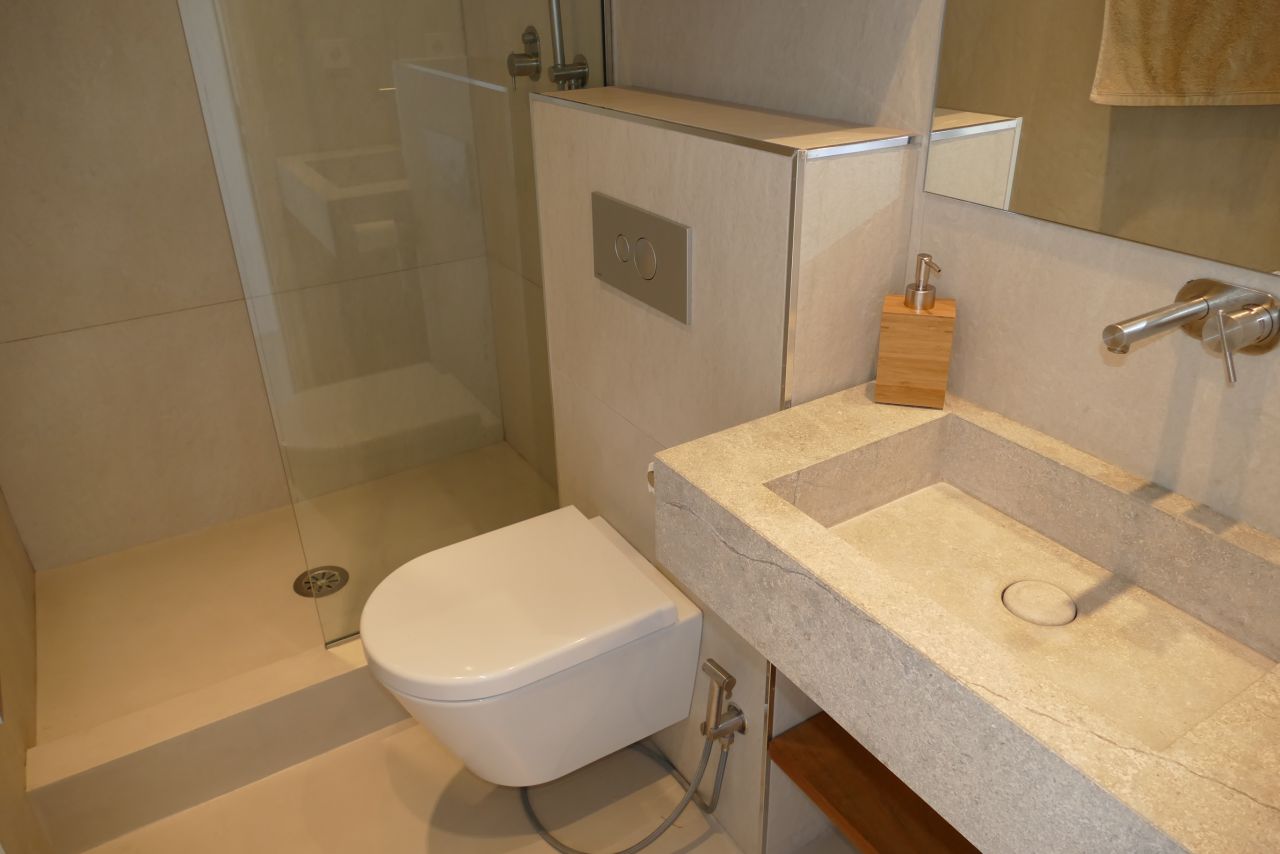 ALQUILER ANUAL. exclusivo piso de diseño en primera línea de mar y playa en el paseo marítimo de Santa Eulalia del Río, Ibiza con vistas al mar