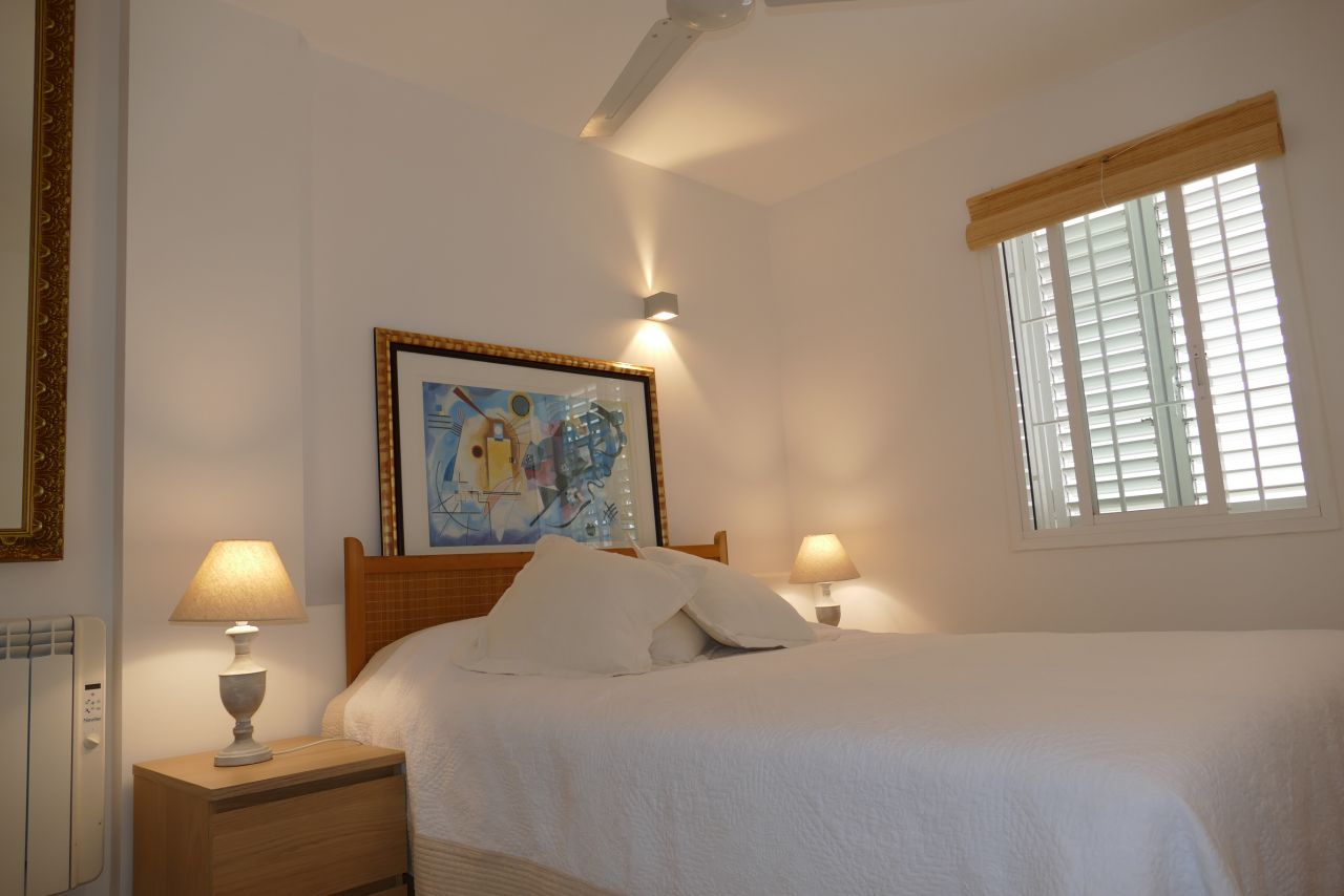 ALQUILER ANUAL. exclusivo piso de diseño en primera línea de mar y playa en el paseo marítimo de Santa Eulalia del Río, Ibiza con vistas al mar