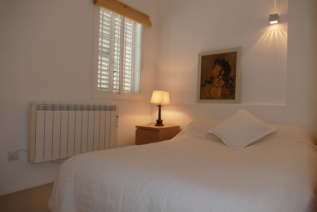 ALQUILER ANUAL. exclusivo piso de diseño en primera línea de mar y playa en el paseo marítimo de Santa Eulalia del Río, Ibiza con vistas al mar