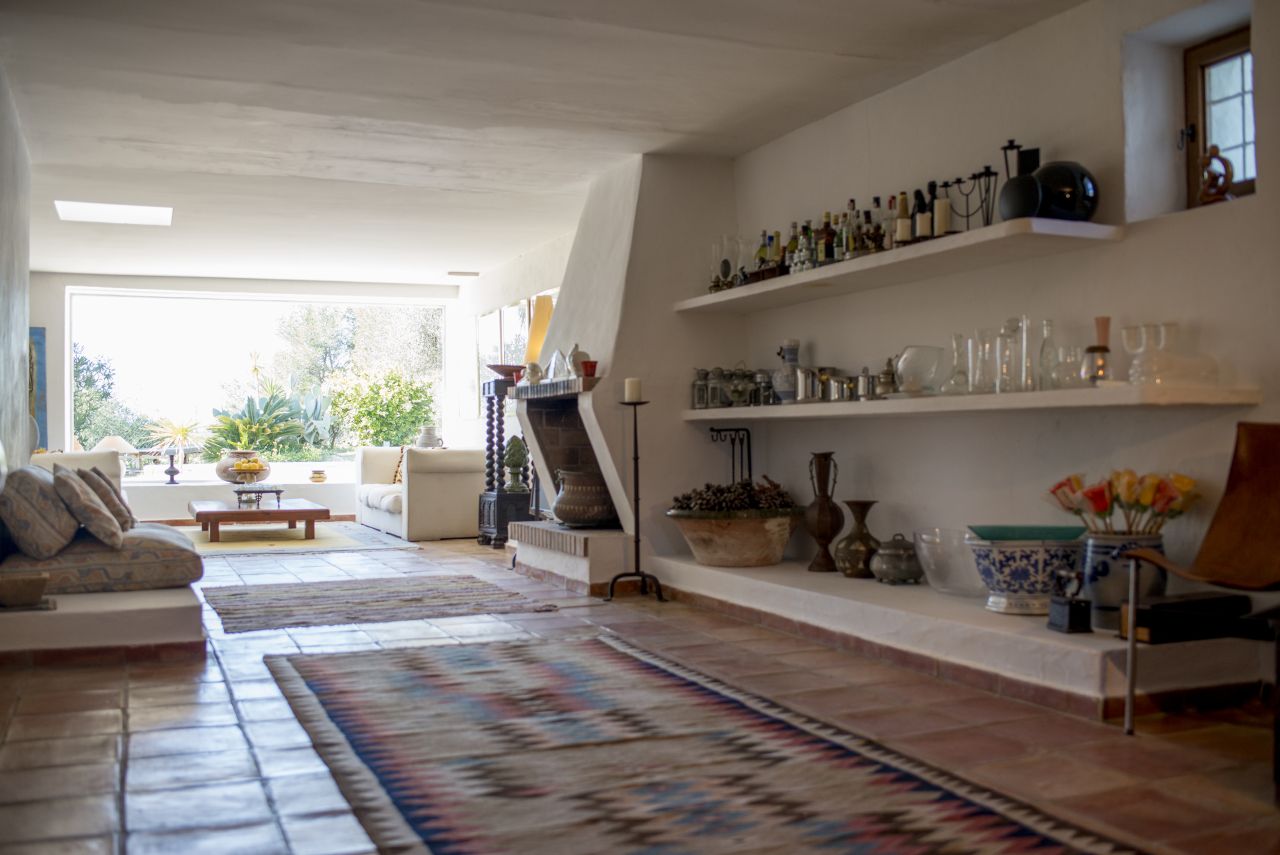 Alquiler anual / largo plazo. Antigua encantadora finca ibicenca con piscina y casas de huéspedes cerca de San Rafael, en la isla de Ibiza.