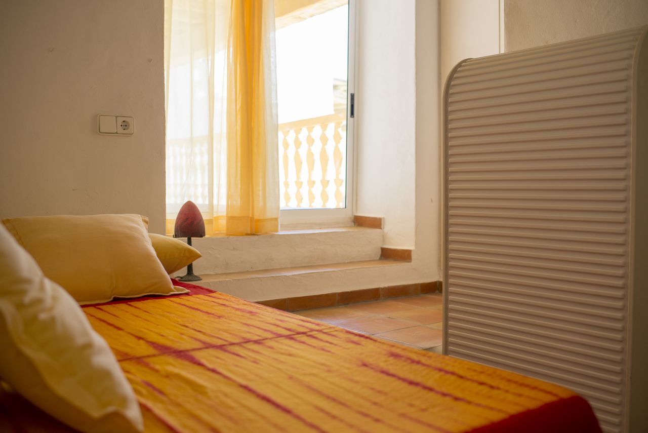 Alquiler anual / largo plazo. Antigua encantadora finca ibicenca con piscina y casas de huéspedes cerca de San Rafael, en la isla de Ibiza.