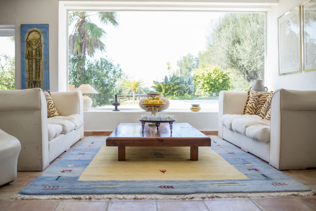 Alquiler anual / largo plazo. Antigua encantadora finca ibicenca con piscina y casas de huéspedes cerca de San Rafael, en la isla de Ibiza.