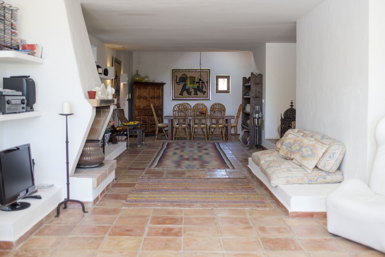 Alquiler anual / largo plazo. Antigua encantadora finca ibicenca con piscina y casas de huéspedes cerca de San Rafael, en la isla de Ibiza.