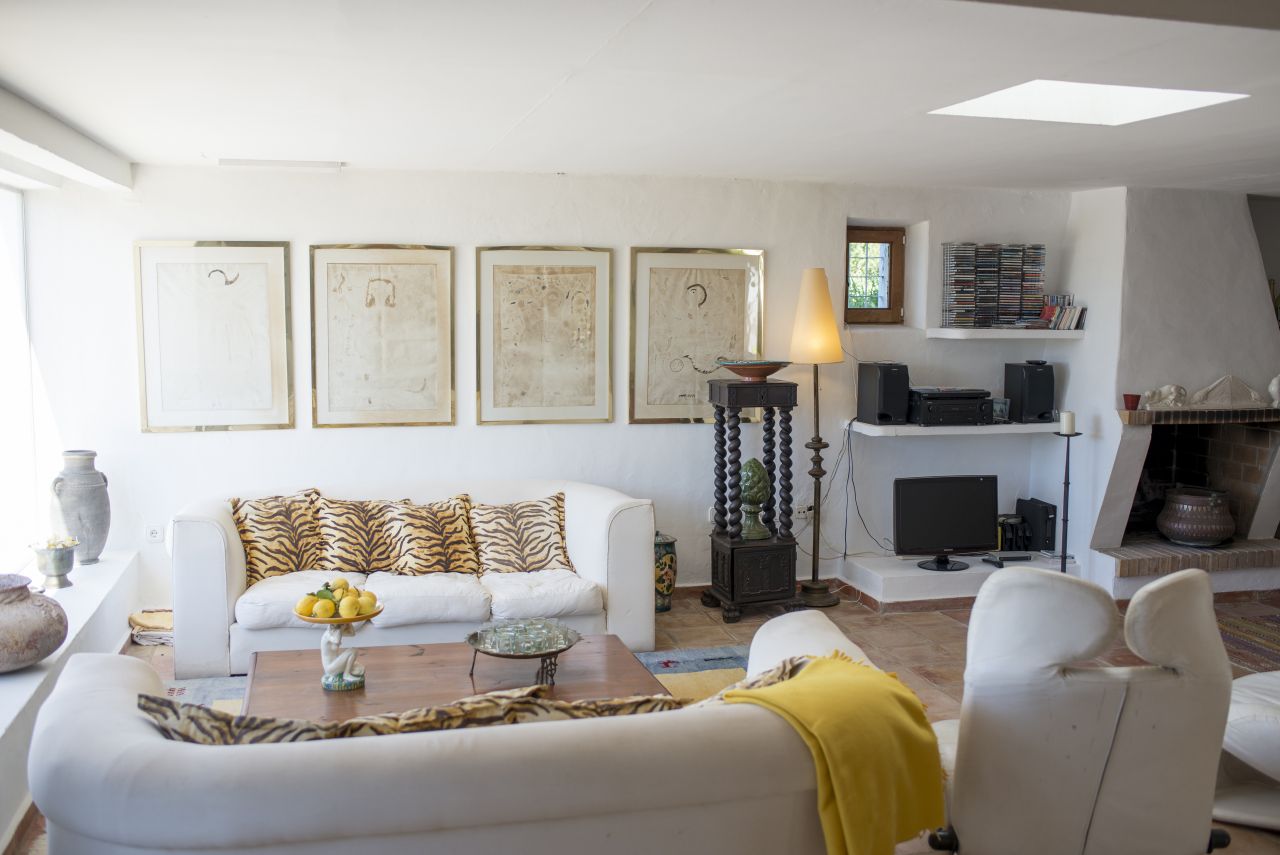 Alquiler anual / largo plazo. Antigua encantadora finca ibicenca con piscina y casas de huéspedes cerca de San Rafael, en la isla de Ibiza.