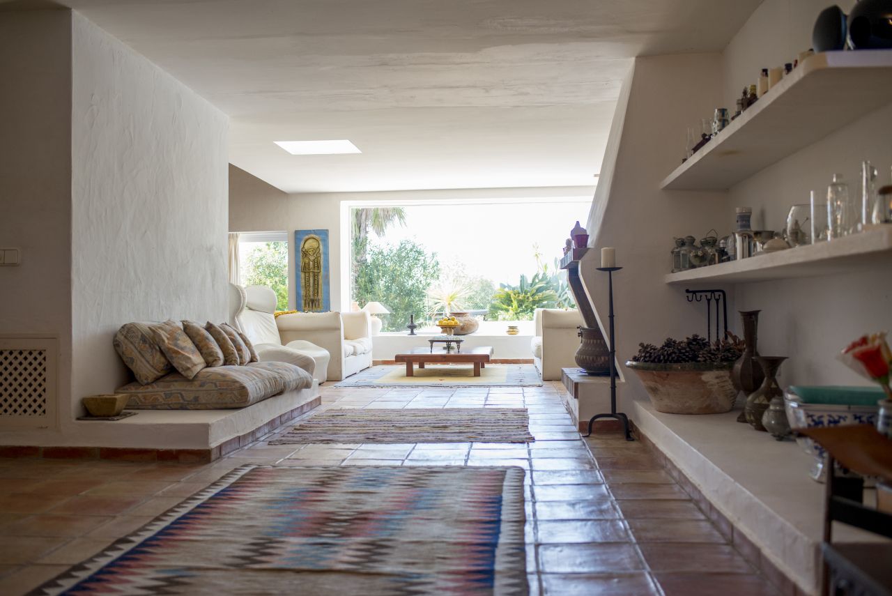 Alquiler anual / largo plazo. Antigua encantadora finca ibicenca con piscina y casas de huéspedes cerca de San Rafael, en la isla de Ibiza.