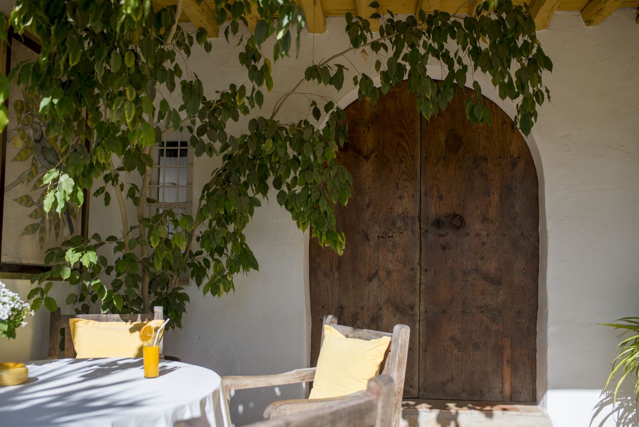 Alquiler anual / largo plazo. Antigua encantadora finca ibicenca con piscina y casas de huéspedes cerca de San Rafael, en la isla de Ibiza.