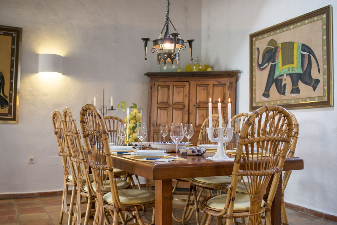 Alquiler anual / largo plazo. Antigua encantadora finca ibicenca con piscina y casas de huéspedes cerca de San Rafael, en la isla de Ibiza.