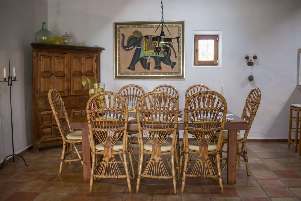 Alquiler anual / largo plazo. Antigua encantadora finca ibicenca con piscina y casas de huéspedes cerca de San Rafael, en la isla de Ibiza.