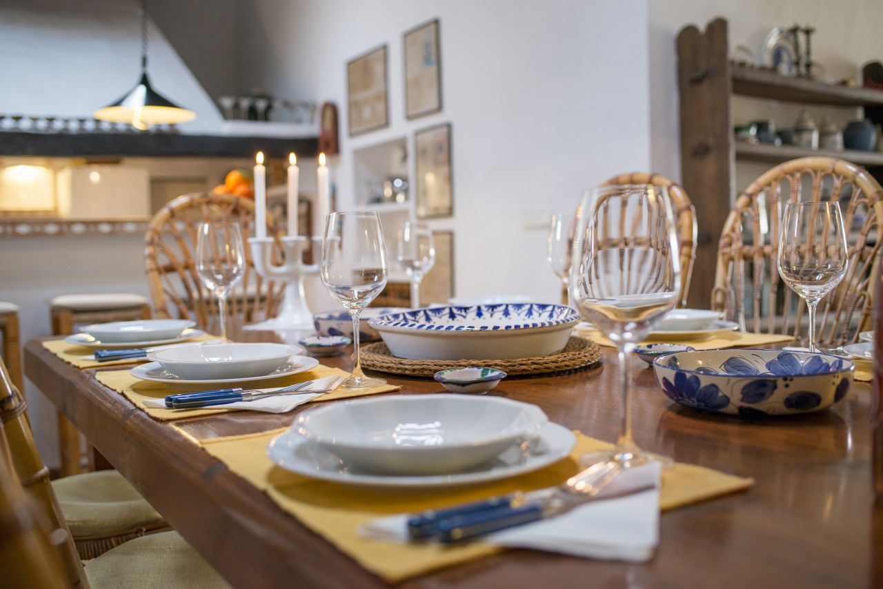 Alquiler anual / largo plazo. Antigua encantadora finca ibicenca con piscina y casas de huéspedes cerca de San Rafael, en la isla de Ibiza.