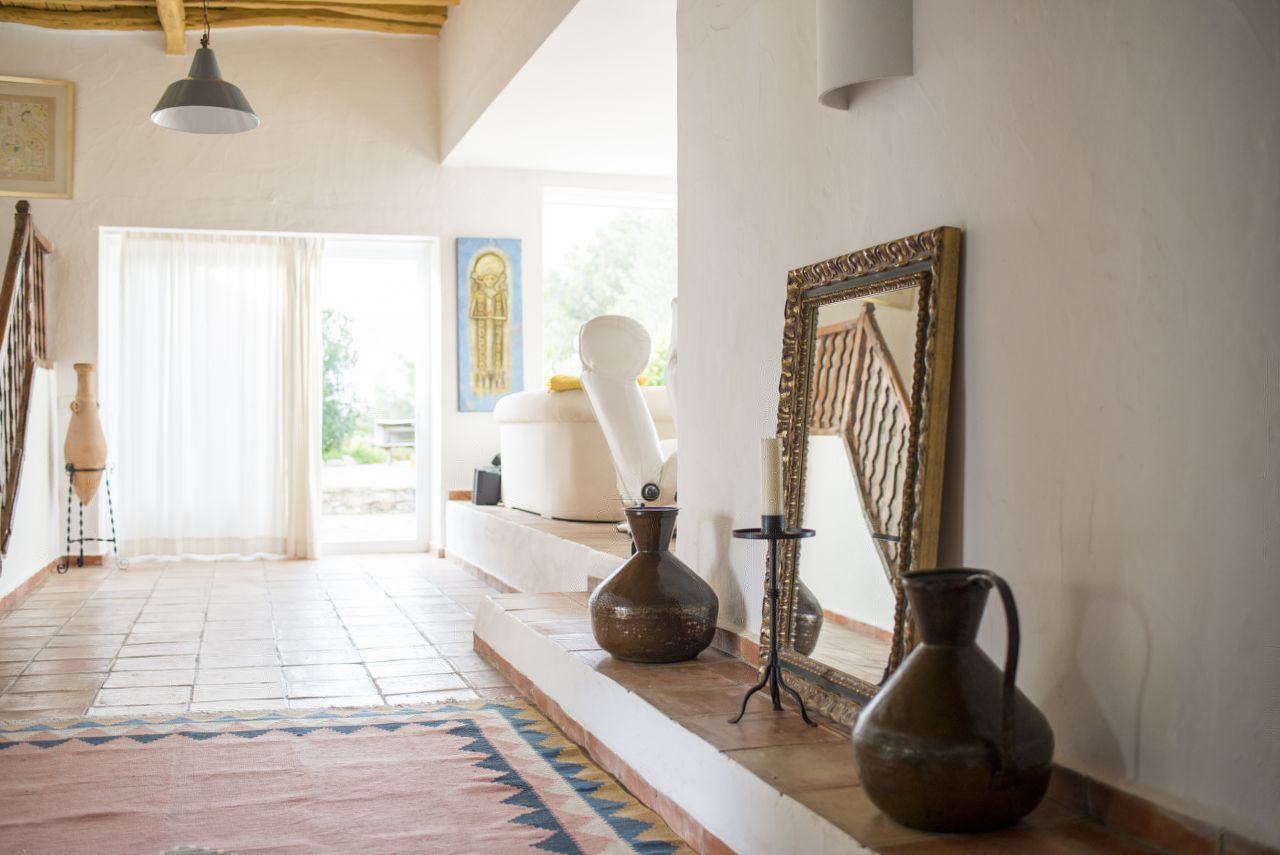 Alquiler anual / largo plazo. Antigua encantadora finca ibicenca con piscina y casas de huéspedes cerca de San Rafael, en la isla de Ibiza.