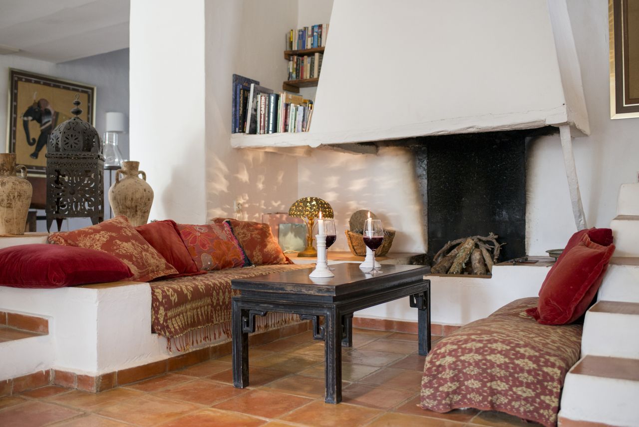 Alquiler anual / largo plazo. Antigua encantadora finca ibicenca con piscina y casas de huéspedes cerca de San Rafael, en la isla de Ibiza.