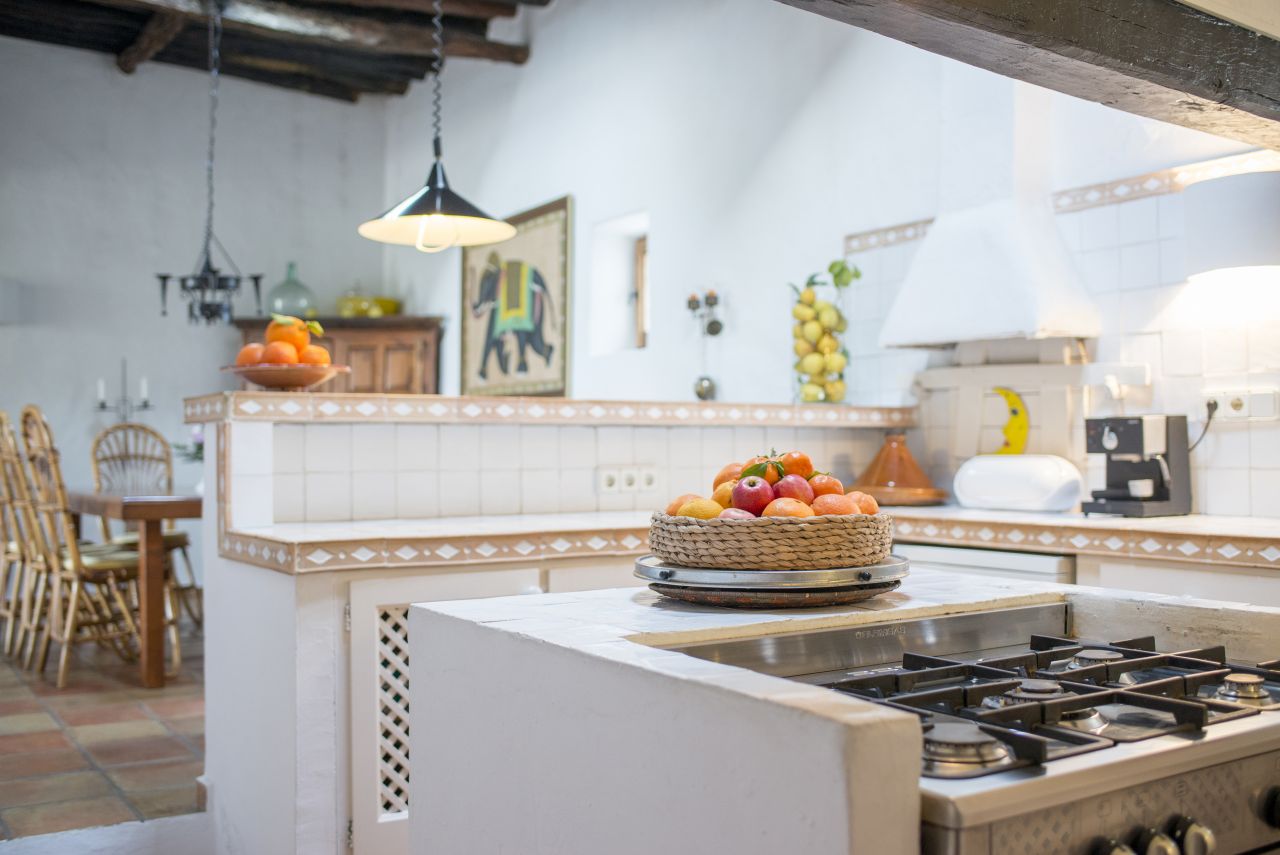 Alquiler anual / largo plazo. Antigua encantadora finca ibicenca con piscina y casas de huéspedes cerca de San Rafael, en la isla de Ibiza.