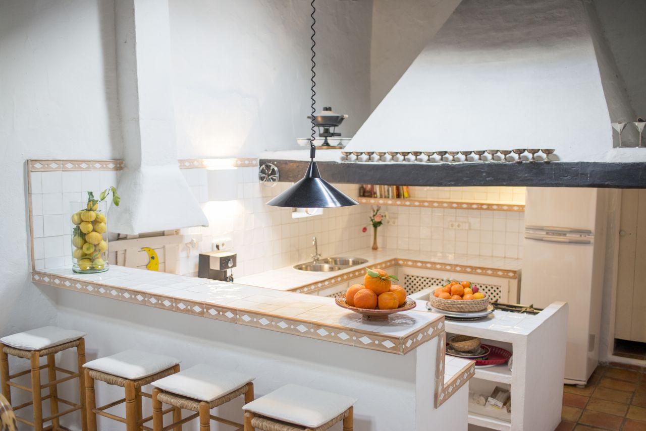 Alquiler anual / largo plazo. Antigua encantadora finca ibicenca con piscina y casas de huéspedes cerca de San Rafael, en la isla de Ibiza.