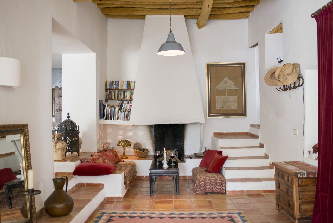 Alquiler anual / largo plazo. Antigua encantadora finca ibicenca con piscina y casas de huéspedes cerca de San Rafael, en la isla de Ibiza.