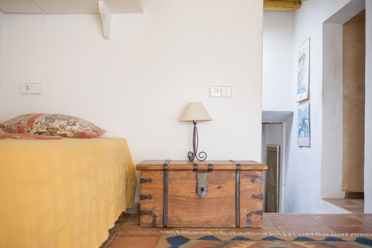 Alquiler anual / largo plazo. Antigua encantadora finca ibicenca con piscina y casas de huéspedes cerca de San Rafael, en la isla de Ibiza.