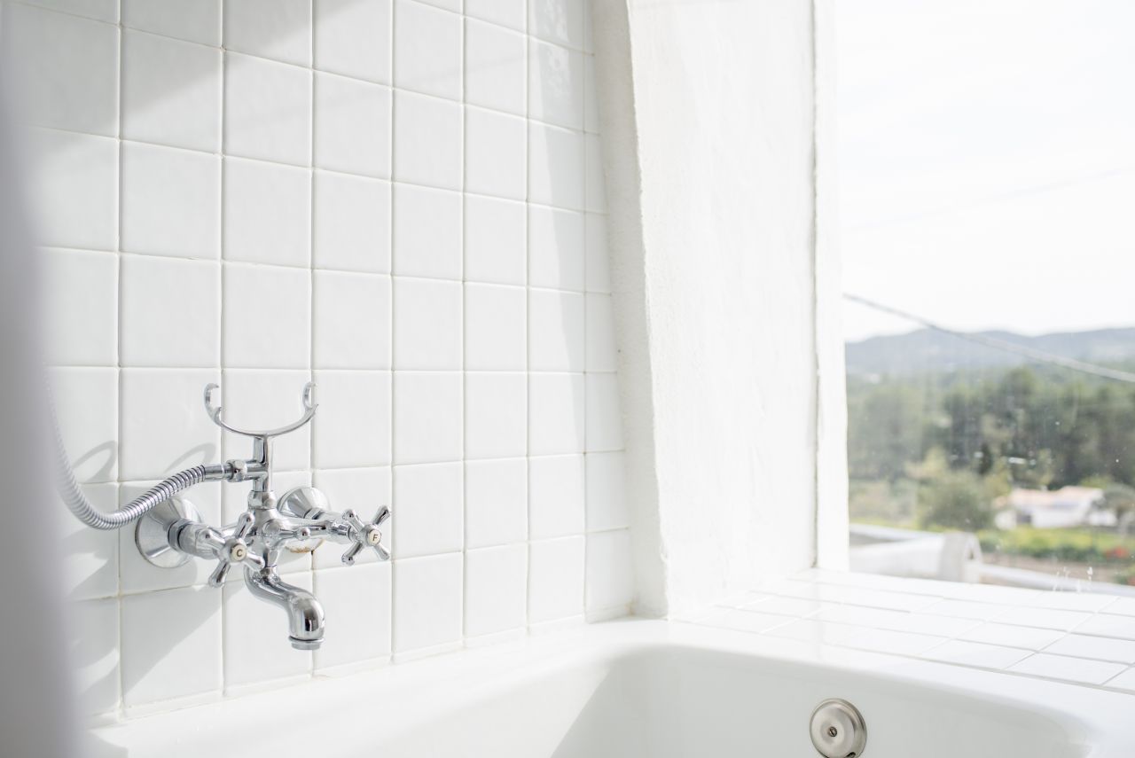 Alquiler anual / largo plazo. Antigua encantadora finca ibicenca con piscina y casas de huéspedes cerca de San Rafael, en la isla de Ibiza.