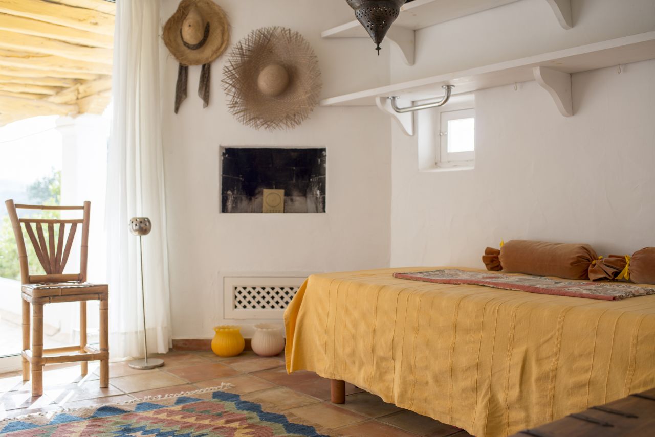 Alquiler anual / largo plazo. Antigua encantadora finca ibicenca con piscina y casas de huéspedes cerca de San Rafael, en la isla de Ibiza.