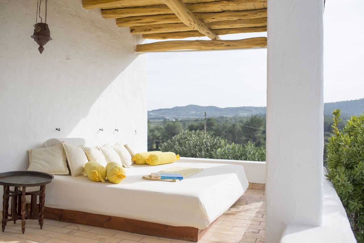 Alquiler anual / largo plazo. Antigua encantadora finca ibicenca con piscina y casas de huéspedes cerca de San Rafael, en la isla de Ibiza.