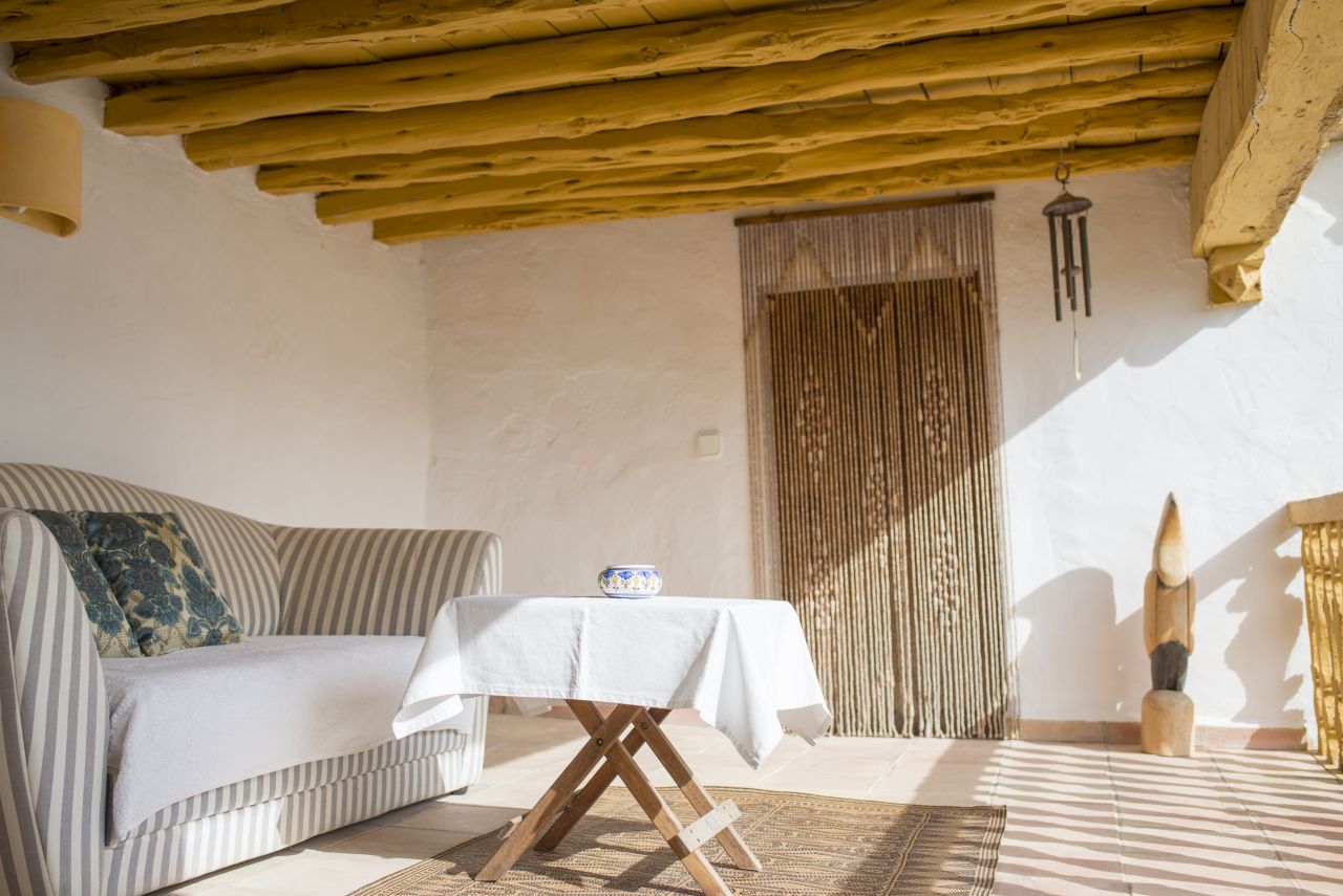 Alquiler anual / largo plazo. Antigua encantadora finca ibicenca con piscina y casas de huéspedes cerca de San Rafael, en la isla de Ibiza.