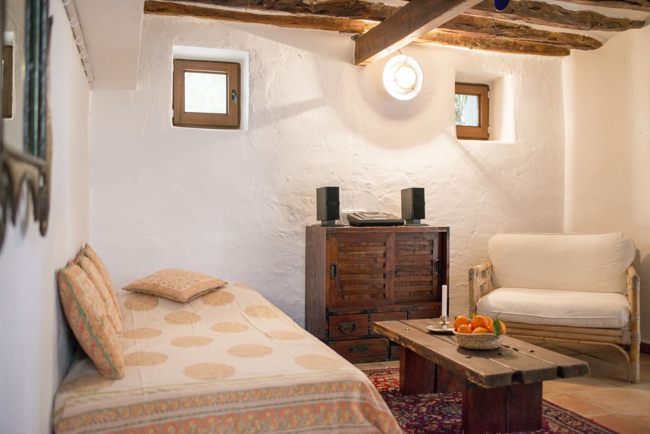 Alquiler anual / largo plazo. Antigua encantadora finca ibicenca con piscina y casas de huéspedes cerca de San Rafael, en la isla de Ibiza.