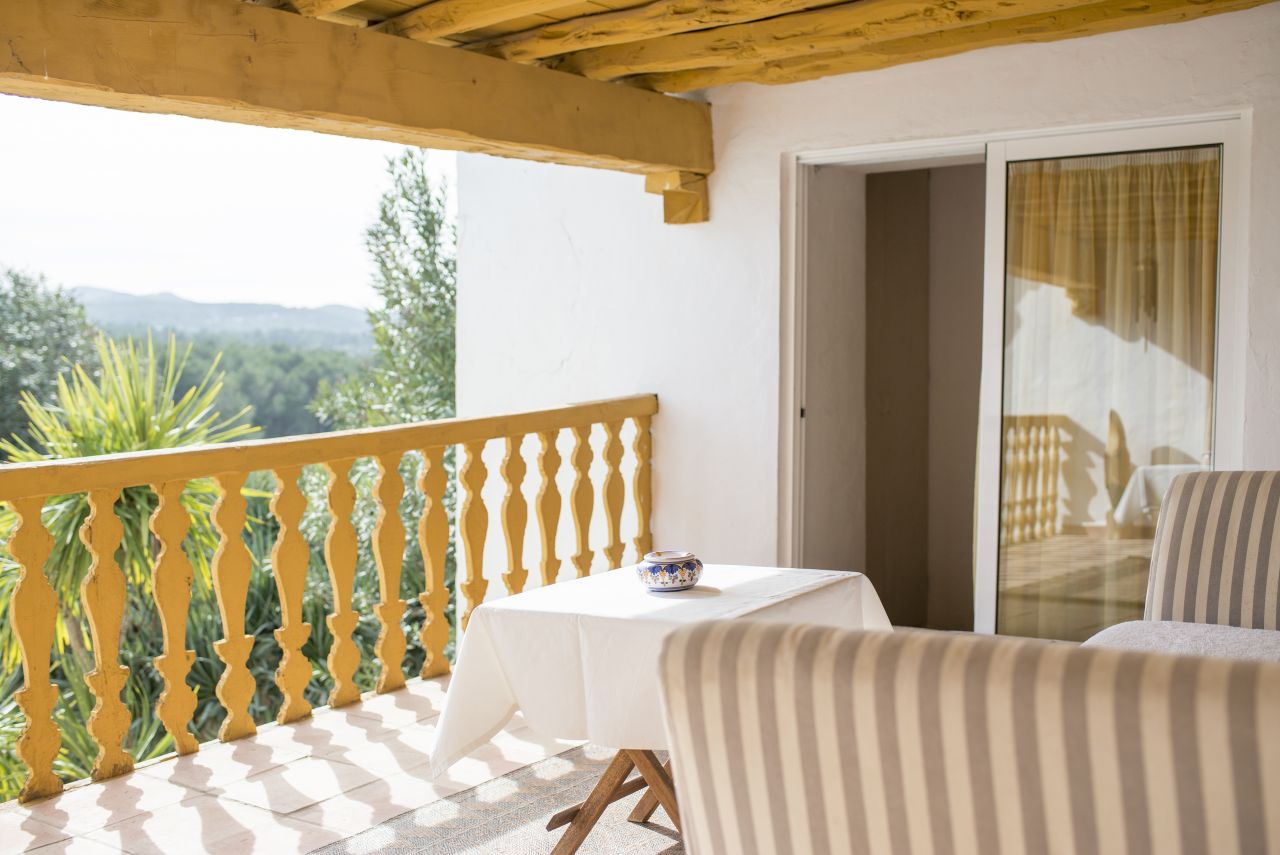 Alquiler anual / largo plazo. Antigua encantadora finca ibicenca con piscina y casas de huéspedes cerca de San Rafael, en la isla de Ibiza.